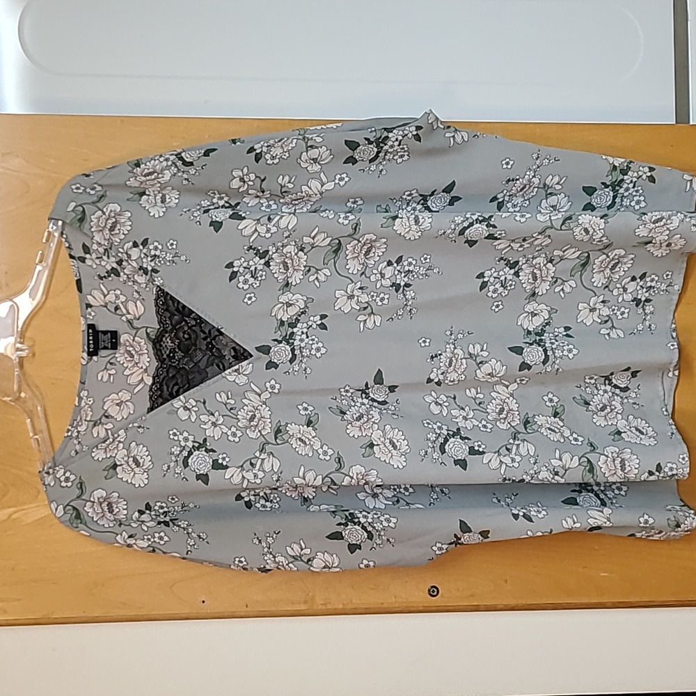 Torrid 4 Slight Sheer Floral Top